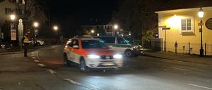 Ein Notarztfahrzeug und Polizeibeamte sind in Tegernsee im Einsatz.
