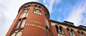 Auf dem historischen Campus in Berlin sitzt der Charité-Vorstand.