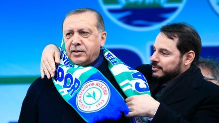 Berat Albayrak (r), Finanzminister der Türkei, und sein Schwiegervater, Recep Tayyip Erdogan, Staatspräsident der Türkei