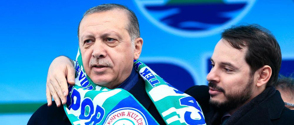 Berat Albayrak (r), Finanzminister der Türkei, und sein Schwiegervater, Recep Tayyip Erdogan, Staatspräsident der Türkei