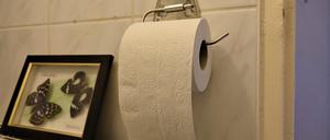 Einlagiges Toilettenpapier in einem Haushalt in Berlin-Friedrichshain. 