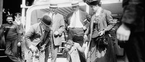 Ist der junge Mann nicht niedlich? Consul Peter, wie gewohnt rauchend, 1909 an Bord der amerikanischen Philadelphia.