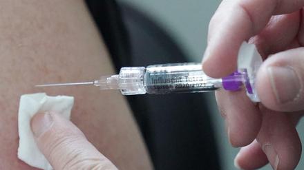 Wie eine Grippe-Impfung: Im Jahr 2021 könnte eine Impfung gegen das Coronavirus verfügbar sein.