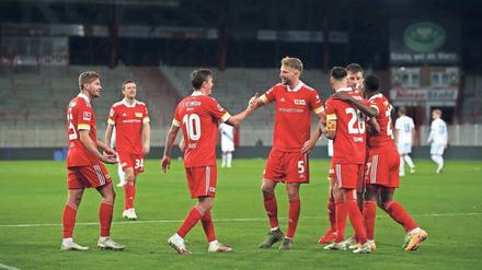 In Feierlaune. Der 1. FC Union hat nach sieben Spieltagen zwölf Punkte auf dem Konto. Zu verdanken hat das Team dies auch dem formstarken Max Kruse (3. v. l.). Foto: Maja Hitij/dpa