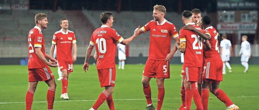 In Feierlaune. Der 1. FC Union hat nach sieben Spieltagen zwölf Punkte auf dem Konto. Zu verdanken hat das Team dies auch dem formstarken Max Kruse (3. v. l.). Foto: Maja Hitij/dpa