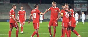 In Feierlaune. Der 1. FC Union hat nach sieben Spieltagen zwölf Punkte auf dem Konto. Zu verdanken hat das Team dies auch dem formstarken Max Kruse (3. v. l.). Foto: Maja Hitij/dpa