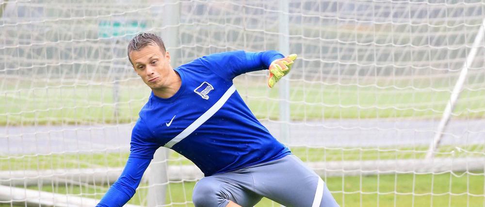 Sonst ist ja nur der Ball noch da. Torwart Alexander Schwolow ist einer der wenigen Herthaner, die nicht abgestellt sind und in Berlin trainieren können. 