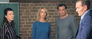 Krisengespräch. Dr. Nüssen-Winkelmann (Iris Berben, li.) gegen die Eltern Valerie (Ursina Lardi) und Simon Berlinger (Thomas Sarbacher). Schuldirektor Stege (Devid Striesow, re.) möchte kein Aufsehen erregen und versucht die Beteiligten zu beschwichtigen.