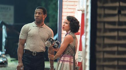 Atticus (Jonathan Majors) und Leti (Jurnee Smollett) müssen sich mit Rassisten und kosmischen Kreaturen herumschlagen.