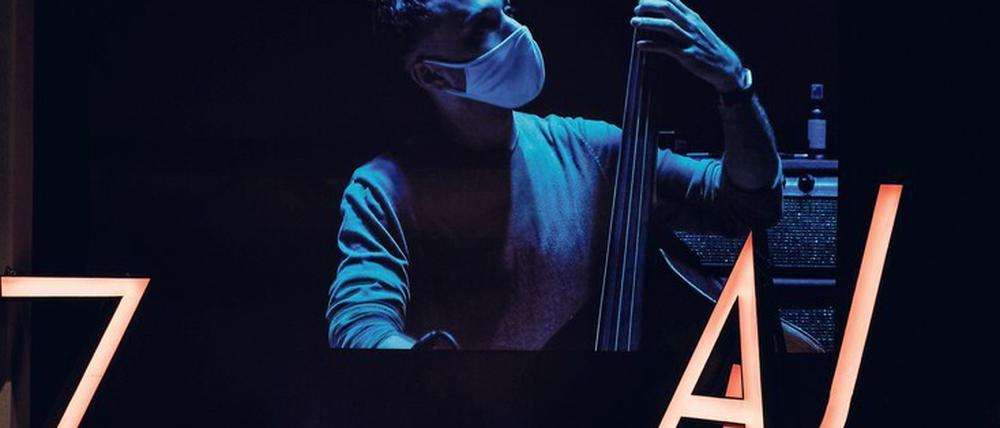 Virtuelle Durchblicke. Or Bareket, der Bassist von Joel Ross’ Sextett „Good Vibes“ , vom Silent Green aus gesehen.
