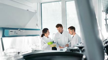 Mitarbeiter des Biotechnologie-Unternehmens Biontech beraten sich im Labor.