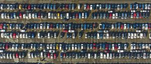 Schwierige Verkehrswende. Autos und Parkplätze nehmen den größten Raum ein. Fahrrad- und Fußwege sind nicht immer gut ausgebaut. Foto: imago