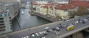 Noch ist sie achtspurig: Verkehr fließt über die Mühlendammbrücke in der Nähe des Alexanderplatzes. 
