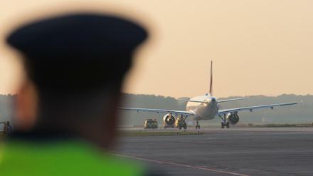 Adieu, TXL! Ein Flughafenmitarbeiter schaut dem letzten Flugzeug hinterher, das in Tegel abhebt.