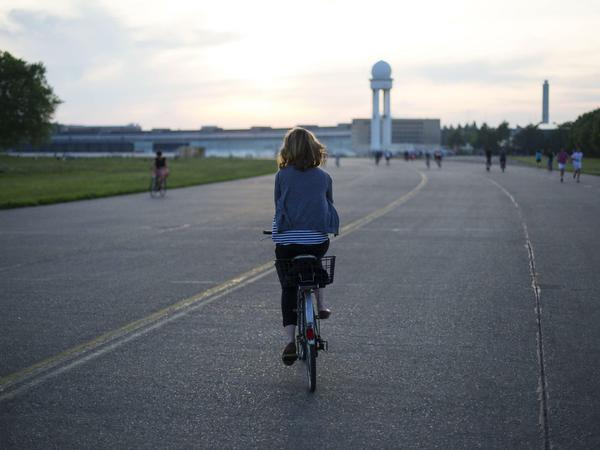 Rollbahnen zu Radwegen: Das Tempelhofer Feld ist längst eine grüne Oase zur Erholung.
