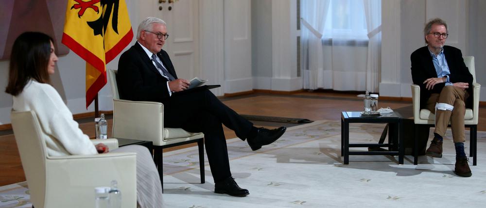 Auf Sicherheitsabstand: Bundespräsisdent Steinmeier diskutiert mit seinen Gästen Nadja Alzner und Joachim Huber.