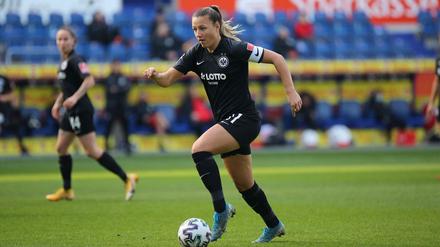 Ab sofort mit Adler auf dem Trikot. Tanja Pawollek und ihre Kolleginnen aus Frankfurt spielen seit dieser Saison für die Eintracht.