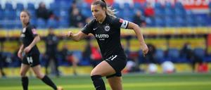 Ab sofort mit Adler auf dem Trikot. Tanja Pawollek und ihre Kolleginnen aus Frankfurt spielen seit dieser Saison für die Eintracht.
