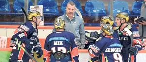 Jetzt kann es losgehen. Eisbären-Trainer Aubin mit seinen Spielern.