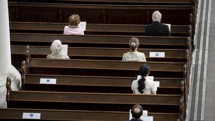 Besucher nehmen unter Einhaltung der Sicherheitsabstände an einem Gottesdienst in der evangelischen St. Marienkirche teil.