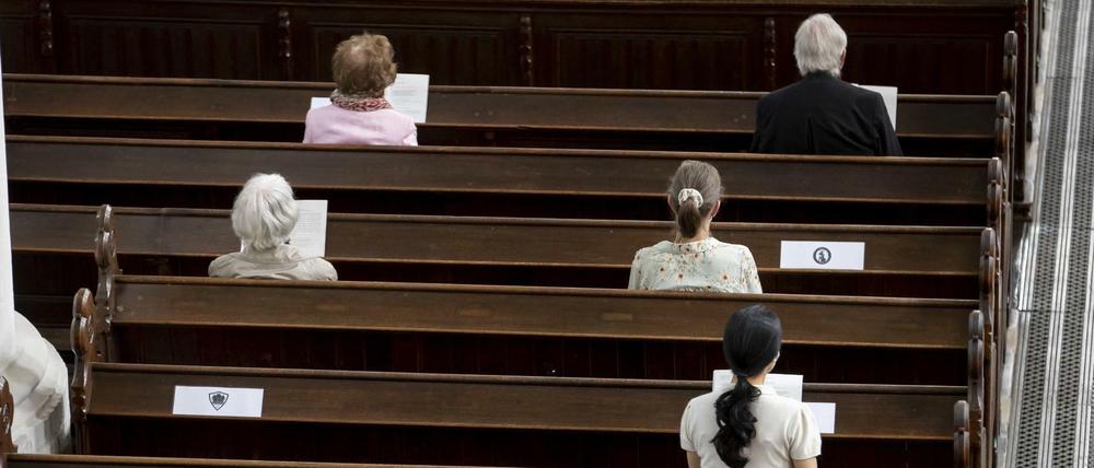Besucher nehmen unter Einhaltung der Sicherheitsabstände an einem Gottesdienst in der evangelischen St. Marienkirche teil.