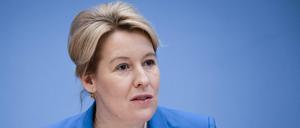  Bundesfamilienministerin Franziska Giffey (SPD) fährt von den Mitgliedern der Bundesregierung das Auto mit dem größten CO2-Ausstoß.
