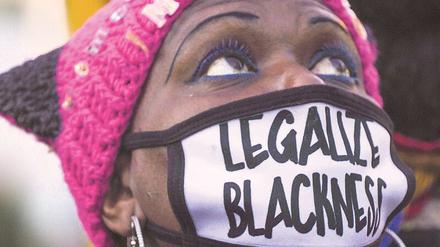 Eine Demonstrantin auf der Black-Lives-Matter-Plaza in Washington D.C.