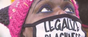 Eine Demonstrantin auf der Black-Lives-Matter-Plaza in Washington D.C.