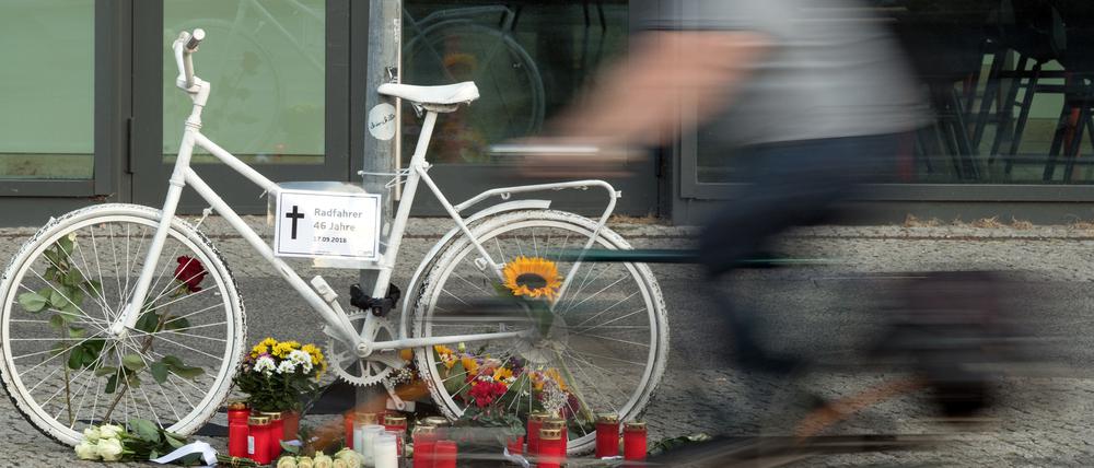 Der ADFC stellt die Geisterräder eigenständig nach tödlichen Unfällen auf.