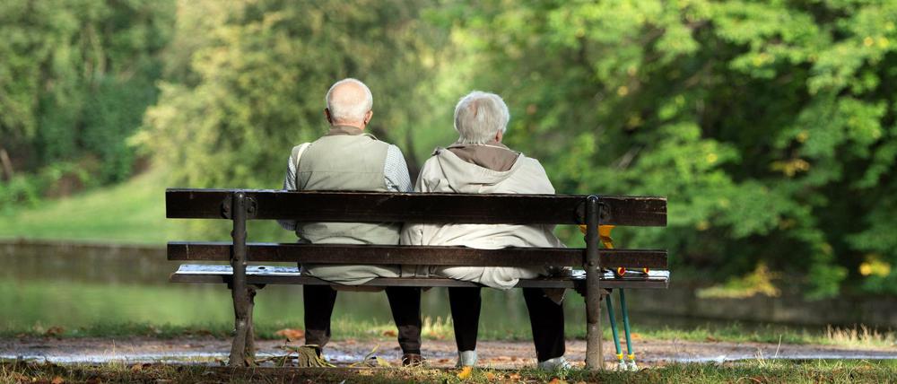 Bitte einmal sitzen bleiben! Deutschlands Rentner müssen sich im kommenden Jahr auf eine Nullrunde einstellen - außer wohl im Osten.