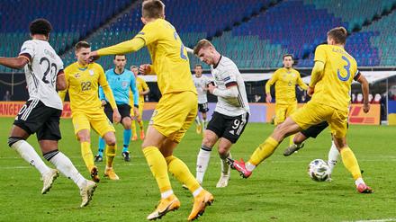 Im Risikogebiet? Deutschlands Stürmer Timo Werner unter lauter Ukrainern, von denen vier Teamkollegen positiv auf das Coronavirus getestet worden waren. 