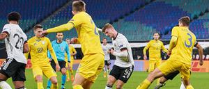 Im Risikogebiet? Deutschlands Stürmer Timo Werner unter lauter Ukrainern, von denen vier Teamkollegen positiv auf das Coronavirus getestet worden waren. 