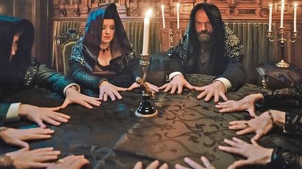 Warum hat der Mörder seinen Todesschuss ohne Kugel angesetzt? Frau von Rath (Petra Morzé, Zweite von l.) veranstaltet eine Séance, um die Anwesenden mit ihren Toten zu verbinden und Klarheit zu gewinnen. Foto: ZDF