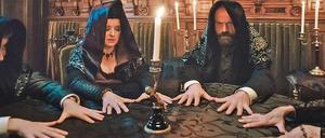 Warum hat der Mörder seinen Todesschuss ohne Kugel angesetzt? Frau von Rath (Petra Morzé, Zweite von l.) veranstaltet eine Séance, um die Anwesenden mit ihren Toten zu verbinden und Klarheit zu gewinnen. Foto: ZDF