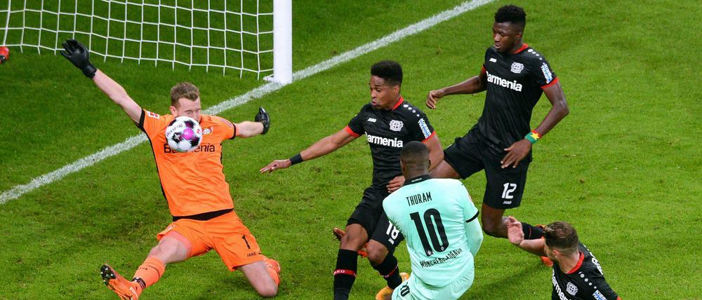 Die Stress im Strafraum: Bayer vs. Gladbach war ein echtes Spitzenspiel.