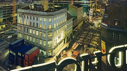 Kranballett nach dem Mauerfall. Diesen nächtlichen Blick auf die Friedrichstraße hat Harf Zimmermann im Jahr 1994 aufgenommen.