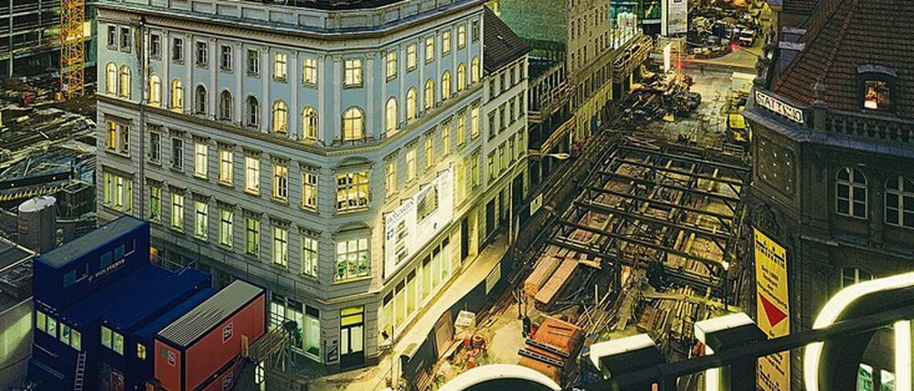 Kranballett nach dem Mauerfall. Diesen nächtlichen Blick auf die Friedrichstraße hat Harf Zimmermann im Jahr 1994 aufgenommen.
