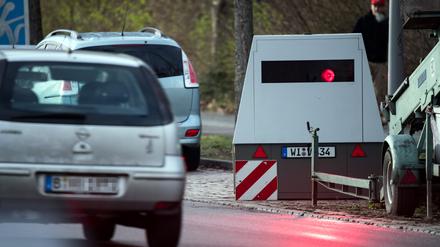 Der Blitzer-Hänger macht sich bezahlt. Mehr als 4,3 Millionen Verkehrsordnungswidrigkeiten wurden in Berlin 2019 bearbeitet. Der Landeskasse brachte das immerhin knapp 90 Millionen Euro – und es könnten noch mehr sein.