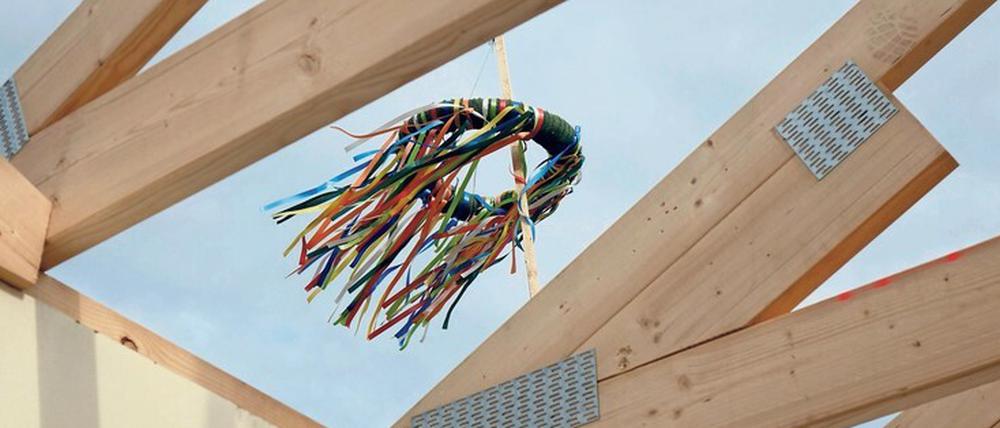 Welchen Stellenwert haben eigene vier Wände in der Pandemie? Schwäbisch Hall hat Mitte Oktober bei rund 2200 Deutschen nachgefragt: Gerade Eigenheimbesitzer sind derzeit besonders glücklich. Zwei Dritteln der Immobilienbesitzer wurde während der letzten Monate bewusst, welche Vorteile die eigenen vier Wände mit sich bringen. Da das Freizeitangebot durch die aktuellen Corona- Schutzmaßnahmen mitunter eingeschränkt ist, bleiben sie häufiger zu Hause und schätzen ihren dortigen Freiraum. 