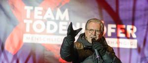 Der ehemalige CDU-Bundestagsabgeordneter Jürgen Todenhöfer vor dem Brandenburger Tor.