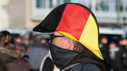 Mit einem selbst gefertigten Napoleon-Hut: Ein "Querdenker" bei einer Demonstration in Leipzig