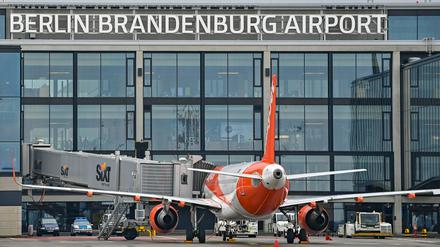 Ein Passagierflugzeug der  steht an einem Gate am Terminal 1 vom Hauptstadtflughafen Berlin Brandenburg.