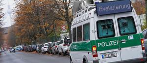 Ein Einsatzfahrzeug der Polizei informiert Anwohner mit einer Leuchtschrift über eine Evakuierung.