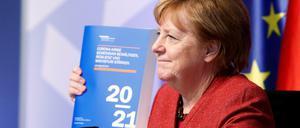 Verhalten optimistisch: Angela Merkel mit dem Report der Wirtschaftsweisen in der Hand.