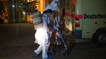 Evakuierung eines Pflegeheims in Berlin-Lichtenberg wegen Coronavirus-Fällen.