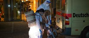 Evakuierung eines Pflegeheims in Berlin-Lichtenberg wegen Coronavirus-Fällen.