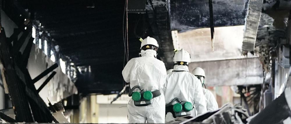Ermittler der Polizei stehen in der U-Bahn-Station Onkel Toms Hütte in Zehlendorf nach einem Großbrand in dem Bahnhof.