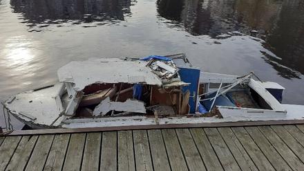 Herrenloses Schrottboot an einem Havel-Anleger in Berlin-Spandau.