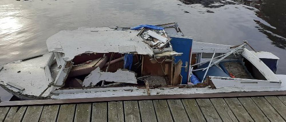 Herrenloses Schrottboot an einem Havel-Anleger in Berlin-Spandau.