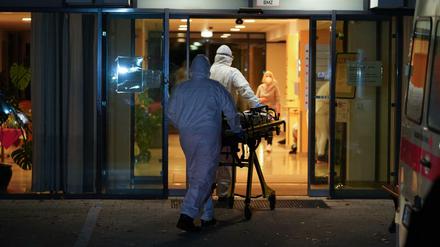 Nach zahlreichen Coronafällen soll die Pflegeeinrichtung evakuiert werden. 